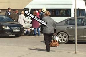 Женщину с коляской сбили у ТЦ в Астрахани