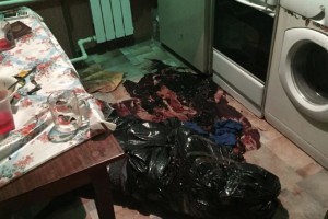 Астраханка обнаружила на кухне замотанное в полиэтилен окровавленное тело брата