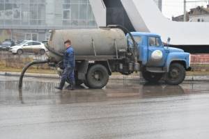 Дождь в Астрахани не прекращается: на улицы выгнали спецтехнику