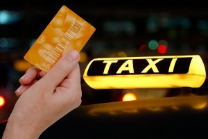 Астраханка прогуляла деньги с карты, найденной в такси