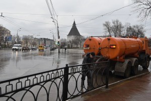В Астрахани на борьбу с последствиями дождя вывели 21 единицу спецтехники