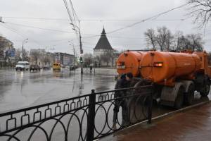 В Астрахани снова зарядил дождь: коммунальная техника работает на улицах с утра
