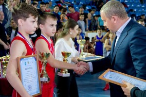 Сергей Морозов вручил награды юным борцам