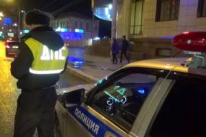 В Астрахани девочка упала в обморок по дороге в школу: на помощь пришли сотрудники ДПС