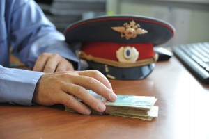 В Астрахани следователь полиции подозревается в получении крупной взятки