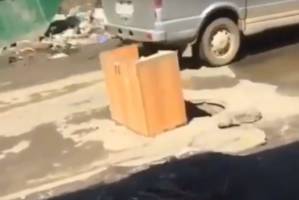 В Астрахани канализационный люк на дороге прикрыли тумбой
