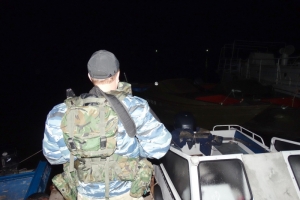 В Каспийском море астраханские полицейские задержали две группы браконьеров