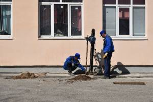 В Астрахани в аварийной школе начались работы по укреплению фундамента