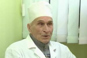 В Астрахани хирург отметил свой более чем полувековой стаж