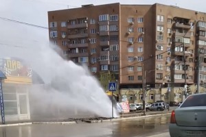 В Астрахани прорвало две трубы за один час