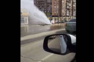Астраханцы сняли на видео, как на улицы города хлынула воды