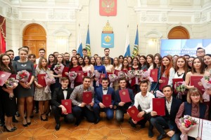 100 астраханских студентов стали губернаторскими стипендиатами