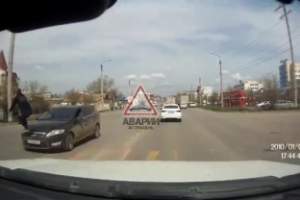 Астраханец пытался перепрыгнуть через движущийся автомобиль