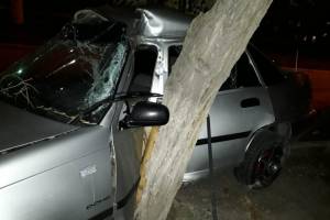 Астраханский водитель не уступил дорогу и попал в больницу: подробности ДТП с иномаркой, влетевшей в дерево