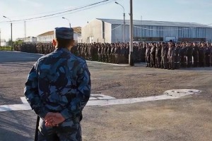 В Астрахани сотрудник исправительной колонии обеспечил связью осуждённого