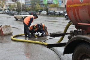 В Астрахани после затяжных дождей чистят ливнёвки