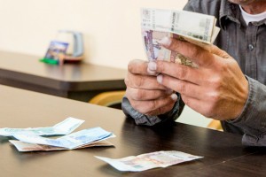 Астраханский пенсионер отдал мошенникам 200 тысяч рублей