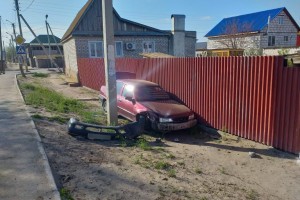 В Астраханской области «Лада» пролетела через дорогу в результате столкновения с иномаркой