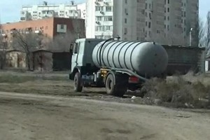 Водители ассенизаторов продолжают сливать отходы на улицах Астрахани