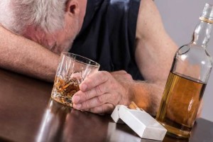 Российские мужчины стали меньше умирать от отравлений алкоголем