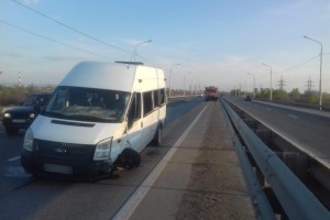 В Астрахани водитель маршрутки врезался в КамАЗ, пострадали пассажиры