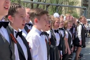 В астраханских школах проходят торжественные линейки, посвящённые Дню Победы