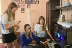 В Астрахани волонтёры помогают жителям подключиться к цифровому ТВ