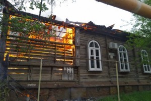 В Астраханской области при пожаре в жилом доме спасены 10 человек