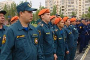 Пожарных-спасателей Астрахани поздравили с профессиональным праздником