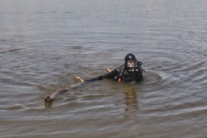 Астраханские водолазы приостановили поиски тела мужчины, убитого и сброшенного в реку