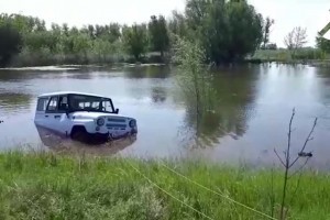 Житель Москвы не смог выбраться из машины, съехавшей на затопленный паводком участок