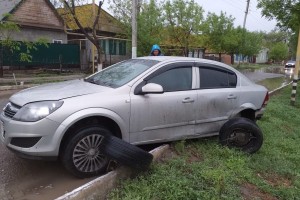 В Астраханской области иномарка осталась без задних колёс в результате столкновения с «Калиной»