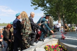 В Астрахани состоялась торжественная церемония возложения венков и цветов к памятникам воинской славы