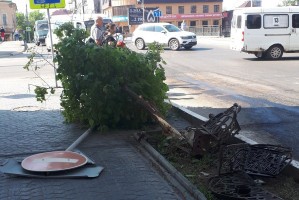 В центре Астрахани водитель КамАЗа сбил ограждение, дерево и дорожный знак