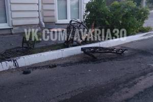 В центре Астрахани «Камаз» снес ограждение и дорожный знак