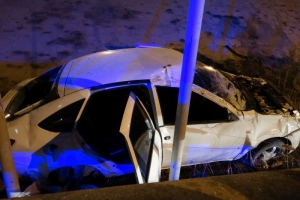 В Астрахани подозреваемые в грабеже, скрываясь от полицейских, перевернулись на угнанной машине