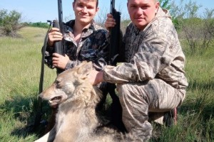 Астраханские охотники застрелили волчицу, досаждавшую сельским жителям