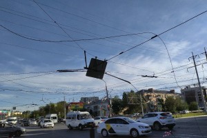В Астрахани упавший троллейбусный провод повредил восемь автомобилей