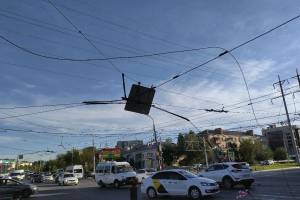 В Астрахани рухнувший троллейбусный провод повредил 8 автомобилей и парализовал движение