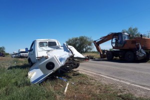 При столкновении экскаватора и грузовика погиб пассажир «газели»