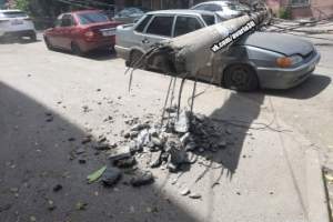 В Астрахани на припаркованные авто обрушились фонарные столбы