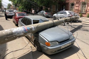Из-за упавших на машины столбов в центре Астрахани отключили свет