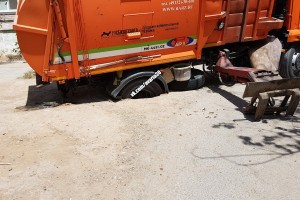 В Астрахани мусоровоз провалился под землю