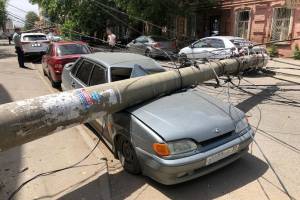 Появилось видео, как в Астрахани два столба раздавили автомобили