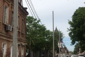 На месте рухнувших столбов в центре Астрахани установили новые