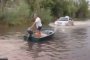 В Астрахани небывалый ливень затопил улицы: горожане передвигаются на лодках