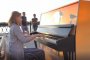 На улицах Астрахани установили настоящие пианино