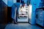 Ученые выяснили, почему люди по ночам опустошают холодильник
