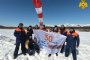 Спасатели провели тренировку в воздухе и развернули над Магаданом флаг «30 лет МЧС России» (видео)