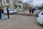 Из-за сильного ветра в&#160;Астрахани на машину упало дерево